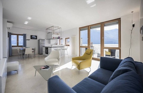 Limone sul Garda House | Villa Claraluna A: A bright and sunny two-story apartment located right on the Garda Lake, with Free WI-FI.