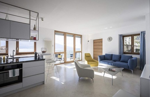 Limone sul Garda House | Villa Claraluna A: A bright and sunny two-story apartment located right on the Garda Lake, with Free WI-FI.