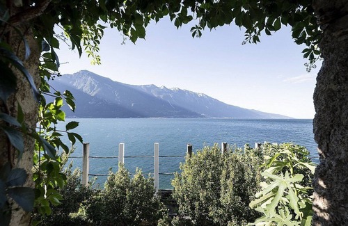 Limone sul Garda House | Villa Claraluna A: A bright and sunny two-story apartment located right on the Garda Lake, with Free WI-FI.