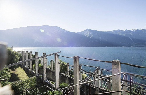 Limone sul Garda House | Villa Claraluna A: A bright and sunny two-story apartment located right on the Garda Lake, with Free WI-FI.