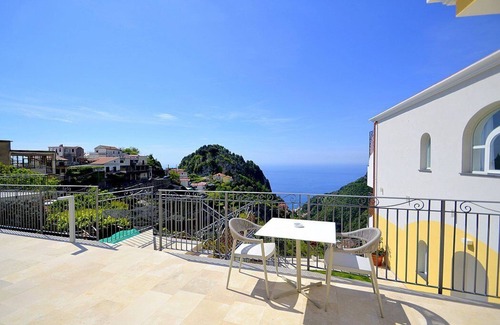 Pontone House | Villa Clarice F: A bright and sunny studio apartment in a quiet position, located on a hillside above the sea, with Free WI-FI.