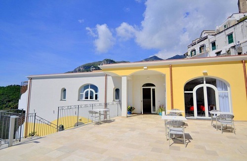 Pontone House | Villa Clarice F: A bright and sunny studio apartment in a quiet position, located on a hillside above the sea, with Free WI-FI.
