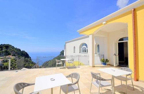 Pontone House | Villa Clarice F: A bright and sunny studio apartment in a quiet position, located on a hillside above the sea, with Free WI-FI.