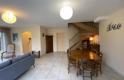 Fouras House | Villa Confortable à Fouras, Proche Mer, 3 Chambres, Terrasse, Jardin, WiFi - FR-1-709-59