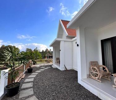 Songan Bed & Breakfast | Villa Dangka mountain view