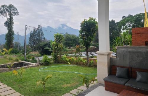 Songan Bed & Breakfast | Villa Dangka mountain view