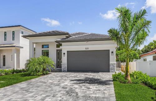 Naples Park House | Villa Del Mare at The Beach w 4 En-suites