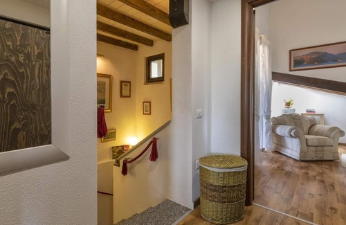 Tergu Villa | Villa 'Endeavour Ray' with Mountain View, Shared Pool & Wi-Fi