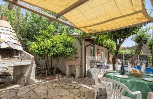 Tergu Villa | Villa 'Endeavour Ray' with Mountain View, Shared Pool & Wi-Fi