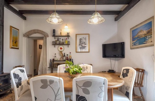 Tergu Villa | Villa 'Endeavour Ray' with Mountain View, Shared Pool & Wi-Fi
