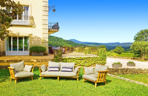La Celle House | Villa Engardin, nestled in the heart of the vineyards, offers absolute comfort and calm.