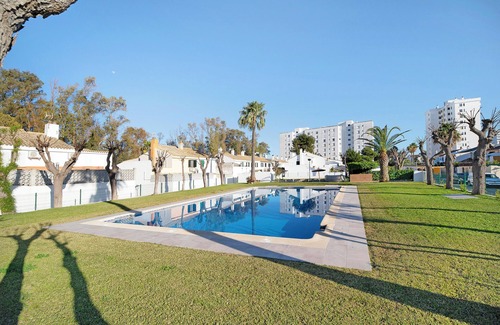 Valdelagrana Villa | Villa 'Valdelagrana' with Shared Pool, Wi-Fi and Air Conditioning