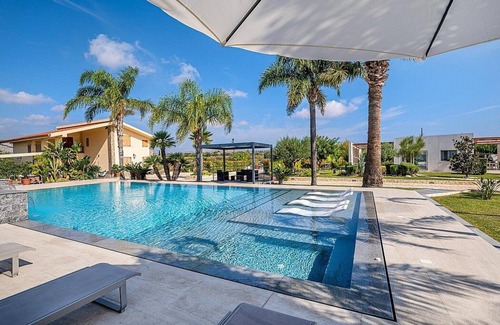 Syracuse Villa | Villa Fanny: A bright one-story villa surrounded by the greenery, with Free WI-FI.