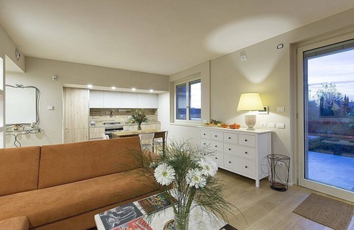 Foiano della Chiana House | Villa Fara A: An elegant and welcoming apartment that is part of a villa surrounded by olive groves, with Free WI-FI.