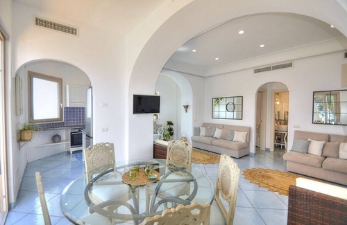 Praiano Villa | Villa Flaviana: An elegant and welcoming three-story villa built sheer above the sea, with Free WI-FI.