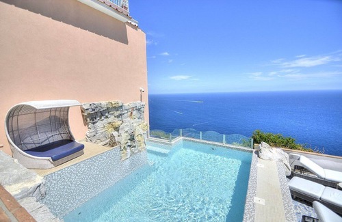 Praiano Villa | Villa Flaviana: An elegant and welcoming three-story villa built sheer above the sea, with Free WI-FI.