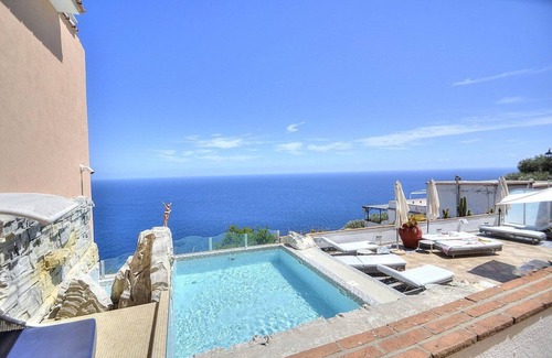 Praiano Villa | Villa Flaviana: An elegant and welcoming three-story villa built sheer above the sea, with Free WI-FI.
