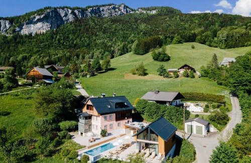 Bad Goisern Villa | Villa Flora - a scene for all seasons