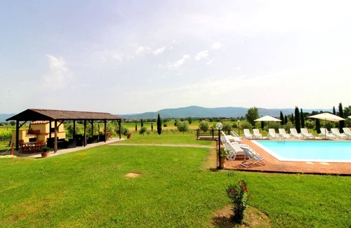 Cortona Villa | Villa for 16 people divided into several apartments, with large garden, private panoramic pool and a