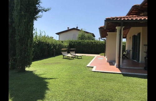 Pietrasanta Villa | Villa Iana - villa with garden located between Pietrasanta & Versilia beaches