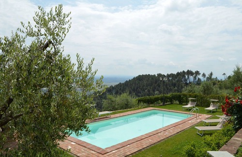 Cascine-La Croce Villa | Villa in Castelvecchio with 3 bedrooms sleeps 6