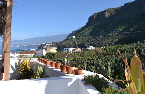 Las Aguas House | Villa in Tenerife, 80 meters from the ocean, solarium, wifi, exotic architecture