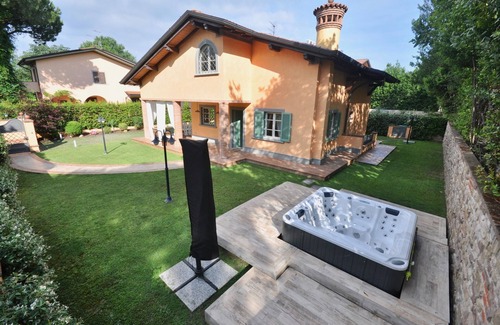 Seravezza Villa | Villa in Forte dei Marmi with hot tub in the garden, gym, sauna, wifi