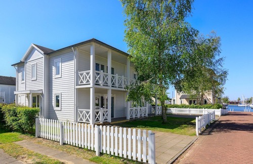 Municipality of Hellevoetsluis House | Villa in Hellevoetsluis near North Sea Beach
