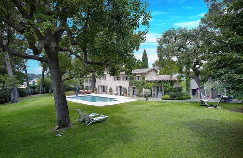 Mougins Villa | Villa in Mougins for short and long term rental. Walk to the international school.