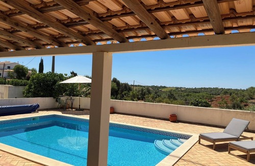 Silves Villa | Villa in Silves with Private Garden, Pool, Air Con and Outdoor Kitchen/BBQ area
