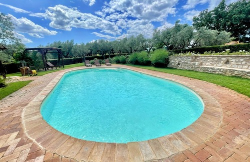 San Brizio House | Villa in Spoleto, cottage, Yoga studio, pool, peaceful oasis. Rome 1 hr. Slps 20