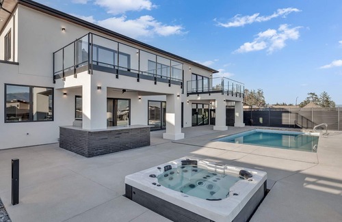Central Okanagan Villa | Villa In The Hillside - Pool & Hot Tub