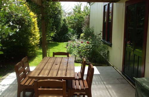 Martinborough House | Villa in the Vines on MB wine trail, 4 bikes, woodfire, heatpump & pet friendly.