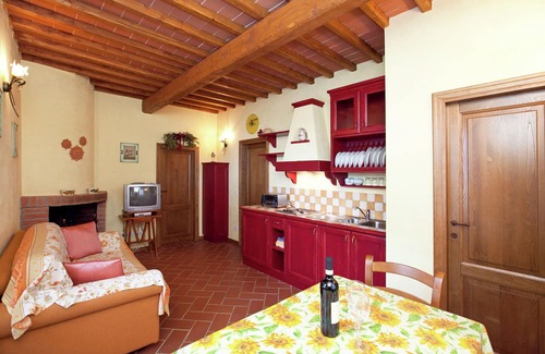 Loro Ciuffenna Cottage | Villa in Tuscany with Pool & Vineyard Views