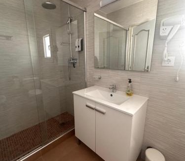 Pineda de Mar Bed & Breakfast | Villa IRI Habitación N3 con un baño compartido y balcón