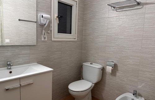 Pineda de Mar Bed & Breakfast | Villa IRI Habitación N3 con un baño compartido y balcón