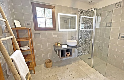 Sillans-la Cascade House | Villa Isabella - Cosy Villa Avec Piscine Avec vue Pour 4 Pers
