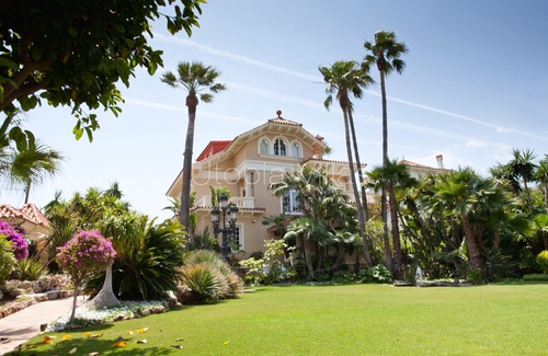 Passeig Maritim Villa | Villa Isla Cozumel by Utopia Vilas: beach front villa for 15 people in Sitges