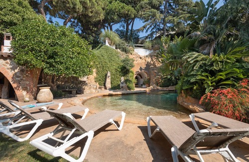 Pineda de Mar Villa | Villa 'Juli' with Mountain View, Wi-Fi and Air Conditioning