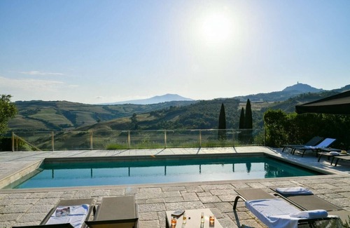 Il Poggio Villa | Villa La Vigna - Stunning farmhouse with heated private pool