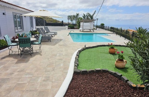 Adeje Villa | Villa La Paz con piscina y yacuzzy integrado