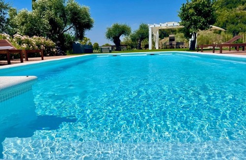 Arcos de la Frontera Villa | Villa La Tina Golf with Lake View, Pool & Wi-Fi
