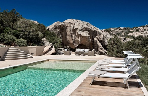 Arzachena Villa | Villa 'Lara' with Sea View, Wi-Fi and Air Conditioning