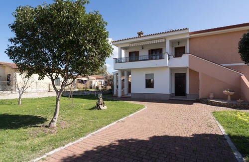 Posada Villa | Villa 'Lucia' with Private Terrace, Wi-Fi and Air Conditioning