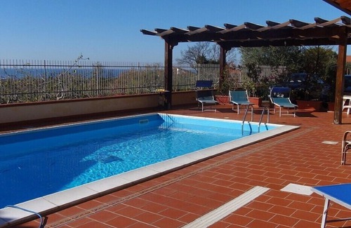 Santa Maria di Castellabate Villa | Villa Ludovica: An elegant and welcoming apartment that is part of a villa located on a hillside, facing the sea, with Free WI-FI.