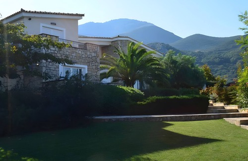 Kiparissia Villa | Villa 'Luxury Flora Kiparissia' with Sea View, Wi-Fi and Air Conditioning