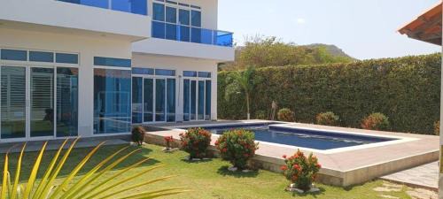 Santa Veronica Villa | VILLA MANDALAY