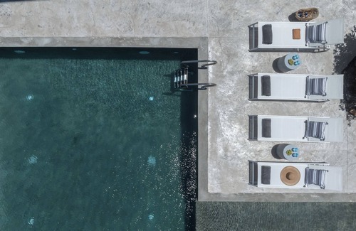 Kalathas Villa | Villa Mons! Ideal for families or groups of friends looking for relaxation.