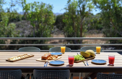 Kalathas Villa | Villa Mons! Ideal for families or groups of friends looking for relaxation.