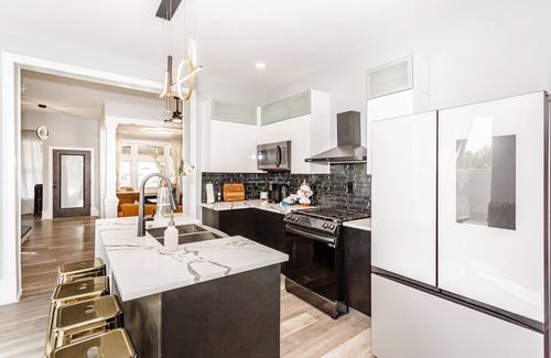 North Kenwood House | Villa Noir Chicago Victorian home 7 min to downtown, museums, shops & the beach